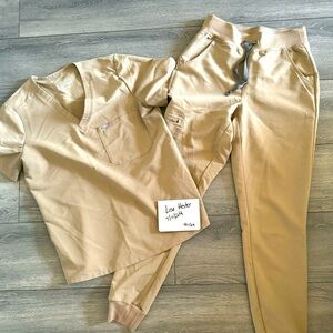 XS Tall High Waisted Zamora Joggers Latte
M Catarina one pocket scrub top Latte